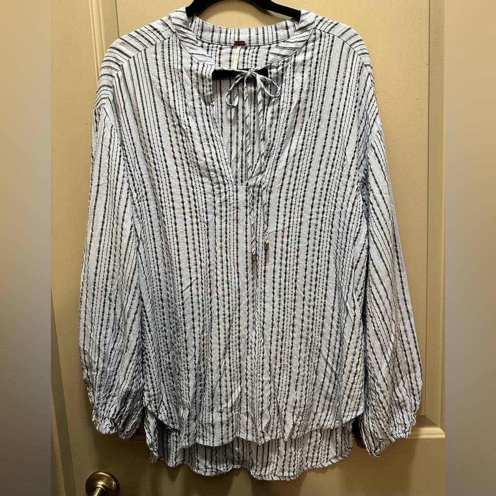 Free People Size M Blue Textured Pullover Blouse EUC